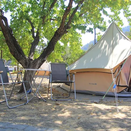 Fark Edenler Kamp Alani Campsite